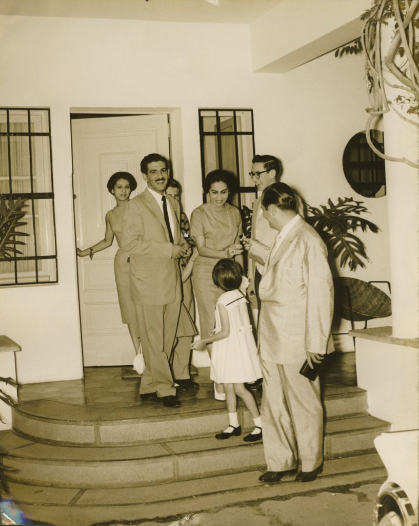 El 7 de Diciembre de 1958, día de las elecciones presidenciales, Rafael Caldera con la familia y José Antonio Pérez Díaz, saliendo de Puntofijo a votar.