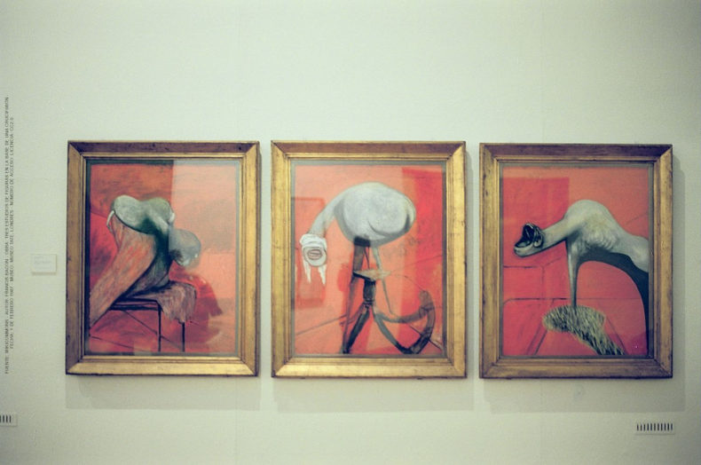 Francis Bacon, tres estudios de figuras en la base de una crucifixión.